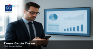 Novedades fiscales para este año 2024 2 Ejecutivo revisando alerta de ciberriesgo en móvil junto a dashboard de pólizas en oficina